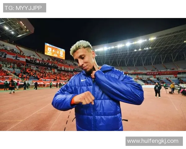 足球明星们身着西装的优雅风采与时尚魅力展现女性气质的完美结合